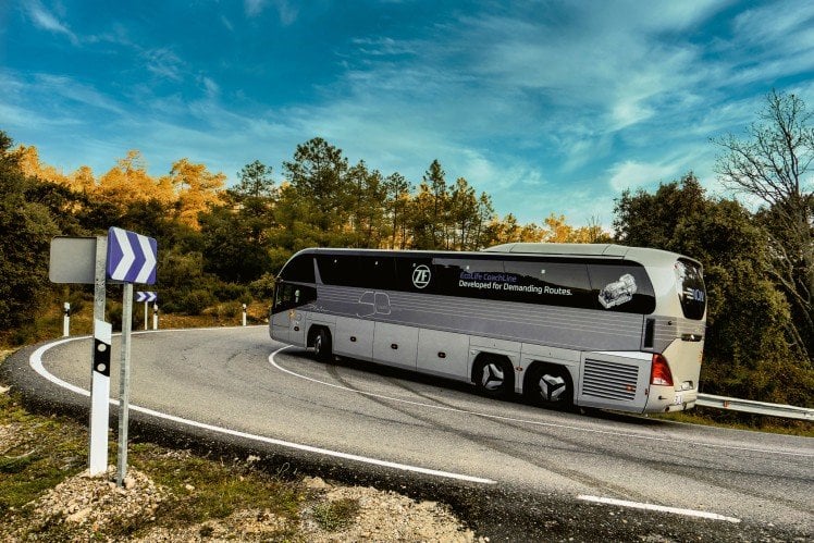 EFFIZIENZ FÜR REISEBUSSE IM ANSPRUCHSVOLLEN EINSATZ: ZF PRÄSENTIERT GETRIEBESYSTEM ECOLIFE COACHLINE